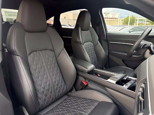 Used 2024 Audi SQ8 e-tron Premium Plus w/ Black Optic Package AWD/4WD image 21