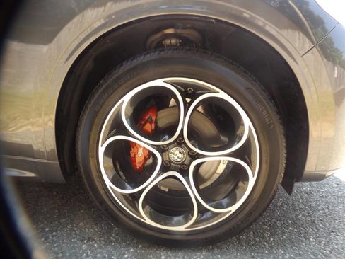 Used 2023 Alfa Romeo Stelvio Ti image 26