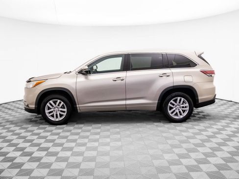 Used 2015 Toyota Highlander LE image 2