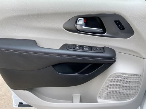 Used 2024 Chrysler Pacifica Touring-L FWD image 10