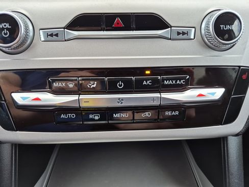 Used 2024 Ford Explorer XLT RWD image 18