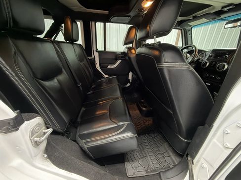 Used 2017 Jeep Wrangler Unlimited Rubicon w/ Connectivity Group AWD/4WD image 14