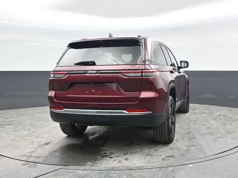 Used 2022 Jeep Grand Cherokee Altitude AWD/4WD image 9