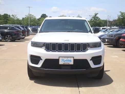 Used 2024 Jeep Grand Cherokee Laredo AWD/4WD image 3