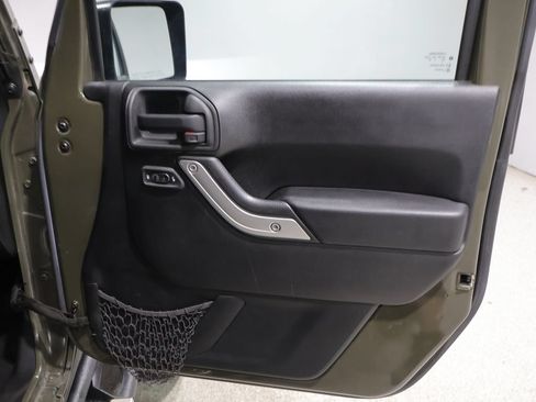 Used 2015 Jeep Wrangler Unlimited Rubicon w/ Max Tow Package AWD/4WD image 23