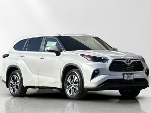 New 2026 Toyota Highlander XLE image 1