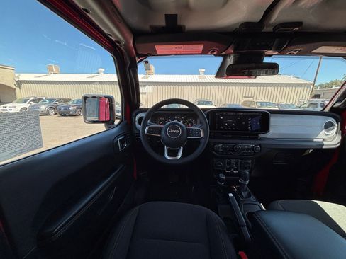 Used 2025 Jeep Wrangler Unlimited Sahara AWD/4WD image 34