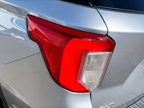 Used 2020 Ford Explorer XLT image 28