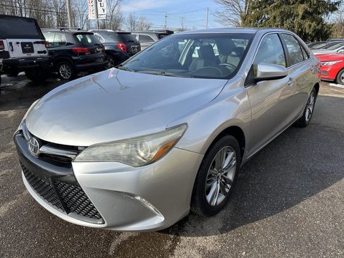 Used 2015 Toyota Camry SE image 2