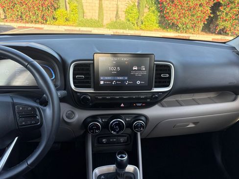 Used 2025 Hyundai Venue SEL image 17