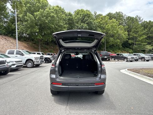 Used 2023 Jeep Grand Cherokee Limited w/ Luxury Tech Group II RWD image 28