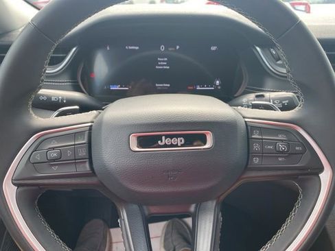 Used 2024 Jeep Grand Cherokee Laredo image 21