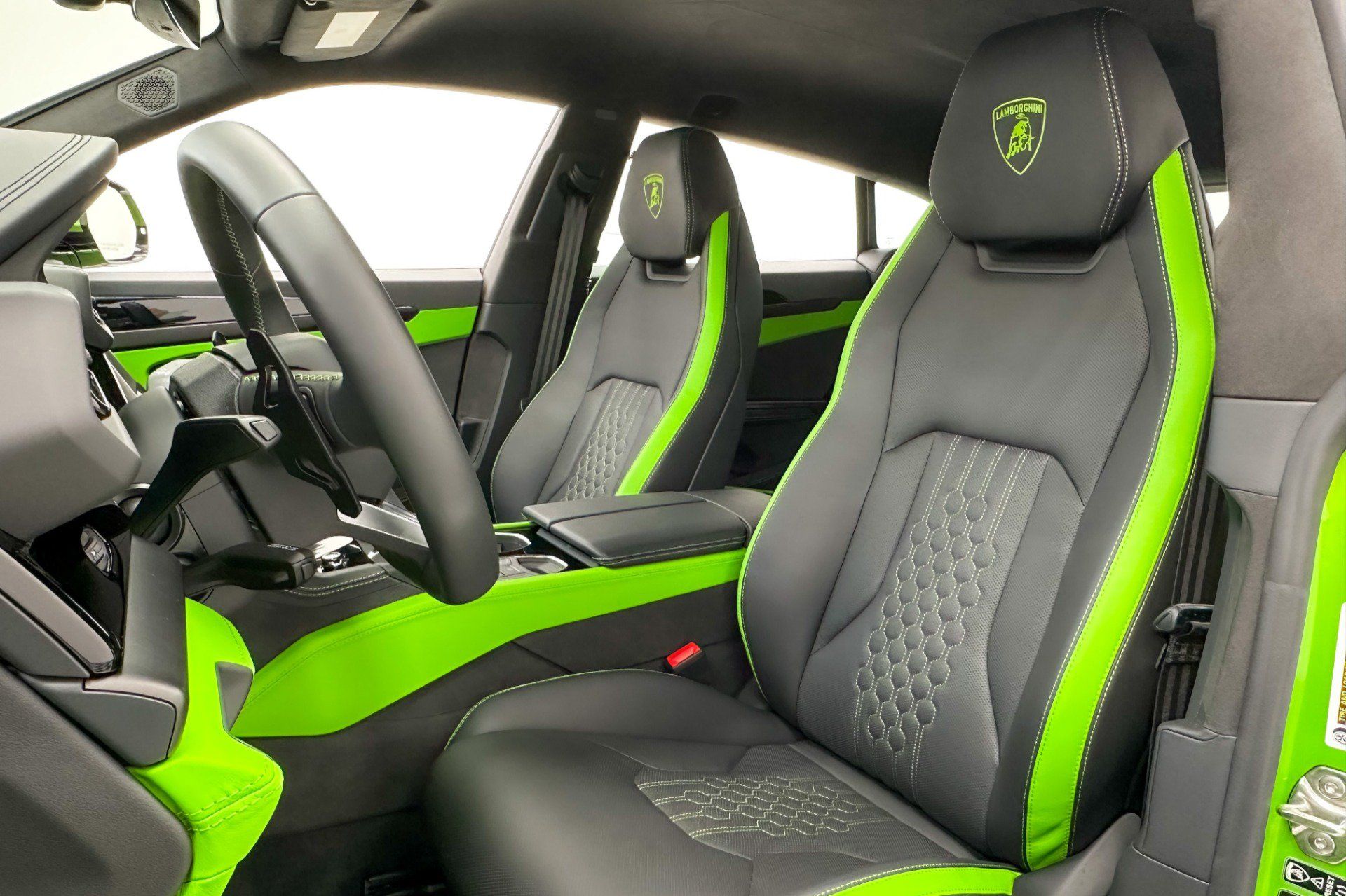 Used 2025 Lamborghini Urus SE AWD/4WD image 22