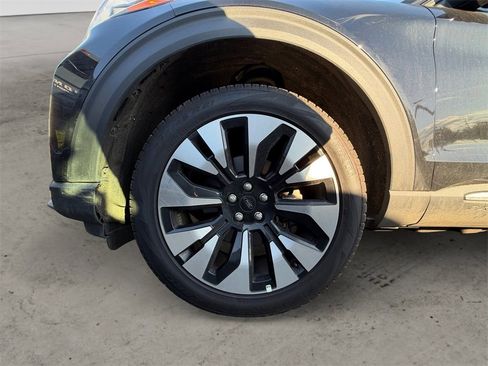 Certified 2025 Ford Explorer Platinum w/ LUX Leather Package image 9