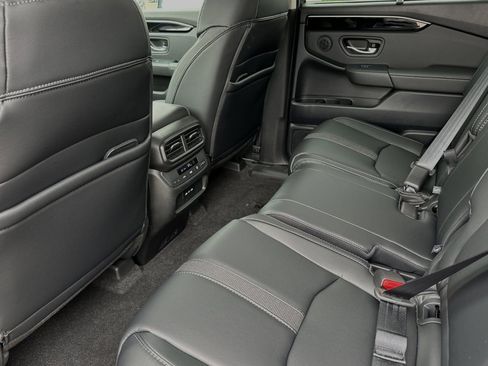New 2025 Honda Pilot Touring image 11