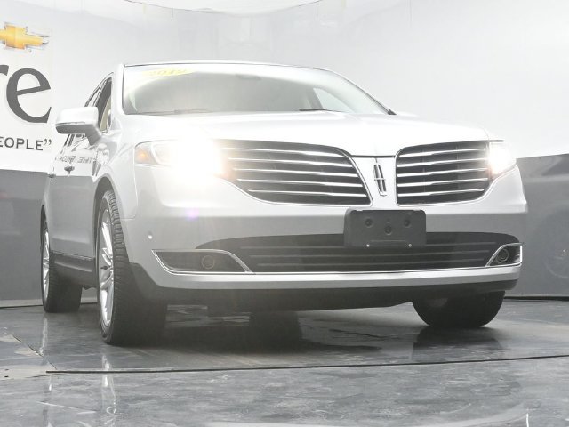 Used 2019 Lincoln MKT AWD image 3