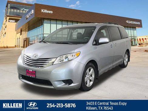 Used 2017 Toyota Sienna LE FWD image 3
