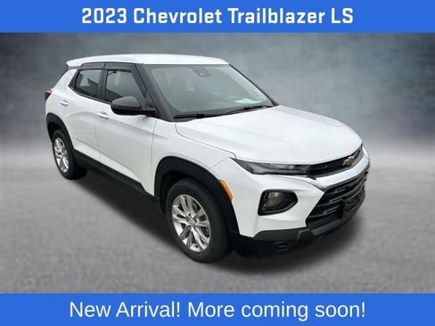 Used 2023 Chevrolet TrailBlazer LS image 2