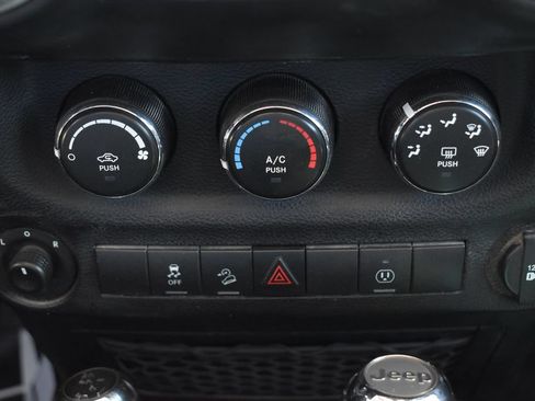 Used 2018 Jeep Wrangler Unlimited Sahara w/ Connectivity Group AWD/4WD image 29