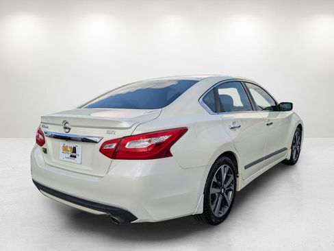 Used 2016 Nissan Altima 2.5 SR w/ LED Appearance Package image 5