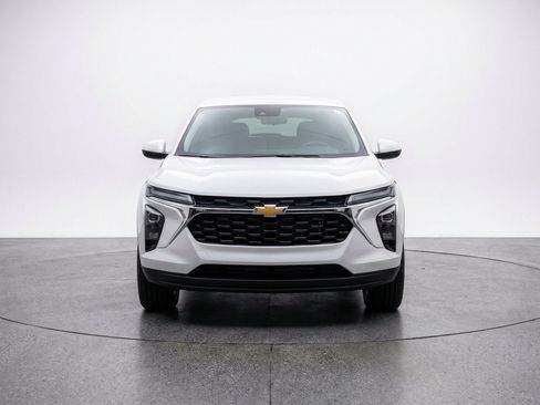 Used 2025 Chevrolet Blazer LT FWD image 2