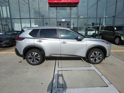 Used 2023 Nissan Rogue SV FWD image 3