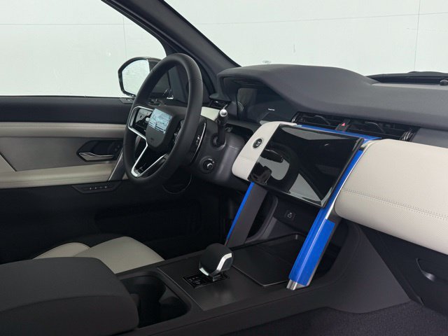 Certified 2025 Land Rover Discovery Sport Dynamic SE AWD/4WD image 17