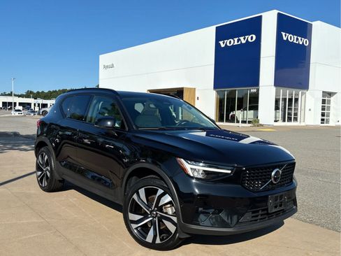 Used 2023 Volvo XC40 B5 Plus w/ Protection Package Premier AWD/4WD image 2