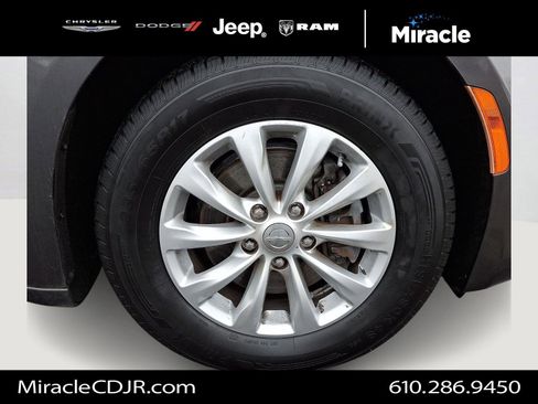 Certified 2018 Chrysler Pacifica Touring-L image 9