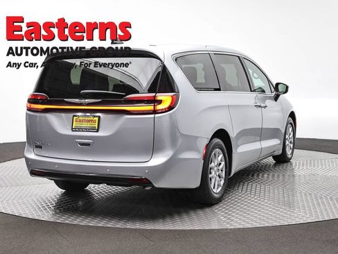Used 2023 Chrysler Pacifica Touring-L FWD image 5