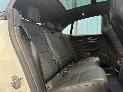 Certified 2025 Porsche Macan Electric image 23