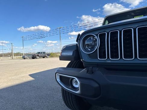 Used 2025 Jeep Wrangler Unlimited Sahara AWD/4WD image 11