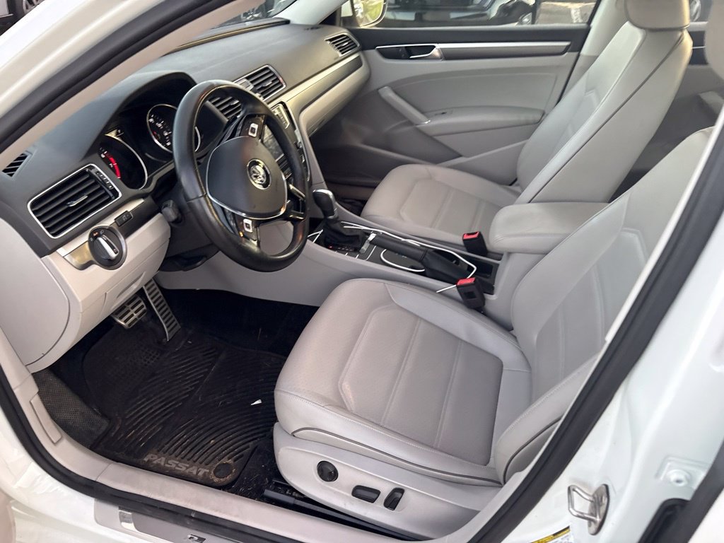 Used 2018 Volkswagen Passat 2.0T R-Line FWD image 14