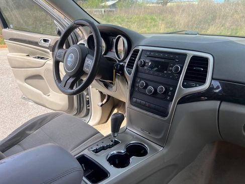 Used 2012 Jeep Grand Cherokee Laredo w/ Laredo E Group image 11