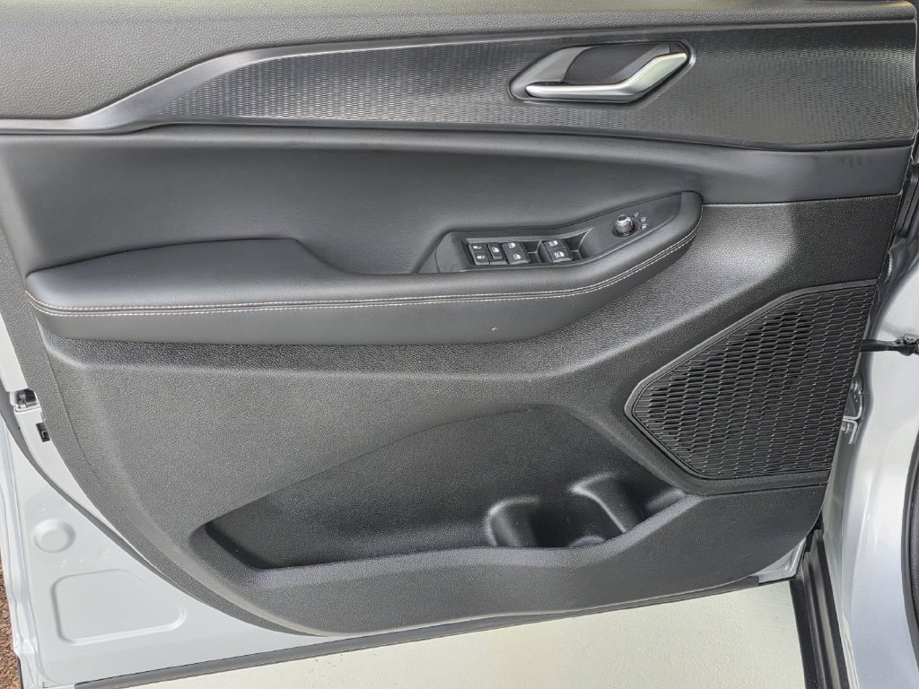 Used 2025 Jeep Grand Cherokee L Altitude RWD image 32
