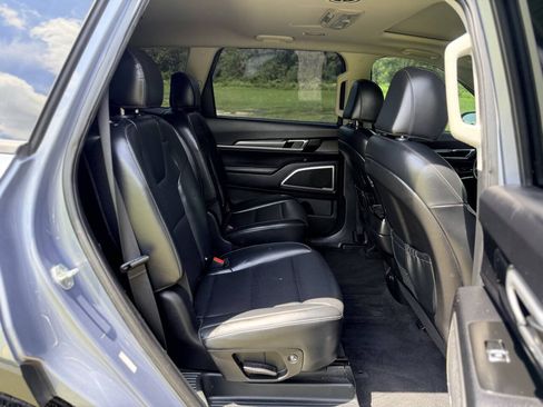 Used 2022 Kia Telluride S FWD image 14