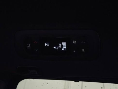 Used 2025 Chrysler Pacifica Limited FWD image 27