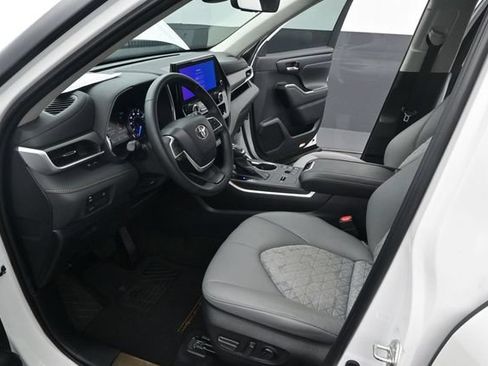 Used 2023 Toyota Highlander Bronze Edition AWD/4WD image 7