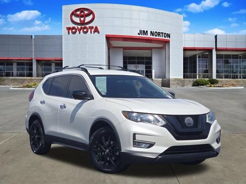 Used 2018 Nissan Rogue SV w/ Premium Package FWD image 1