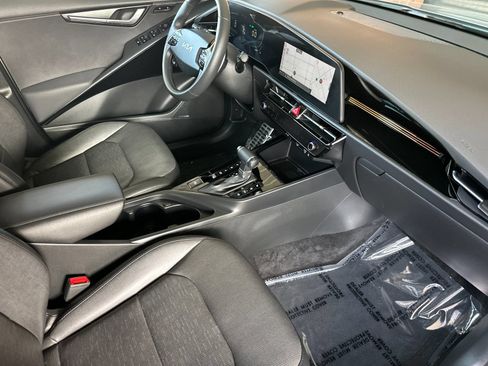 Certified 2023 Kia Niro SX Touring FWD image 22