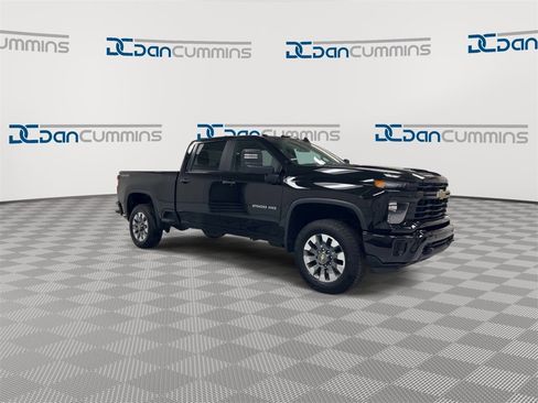 Used 2025 Chevrolet Silverado 2500 Custom w/ Custom Value Package image 2