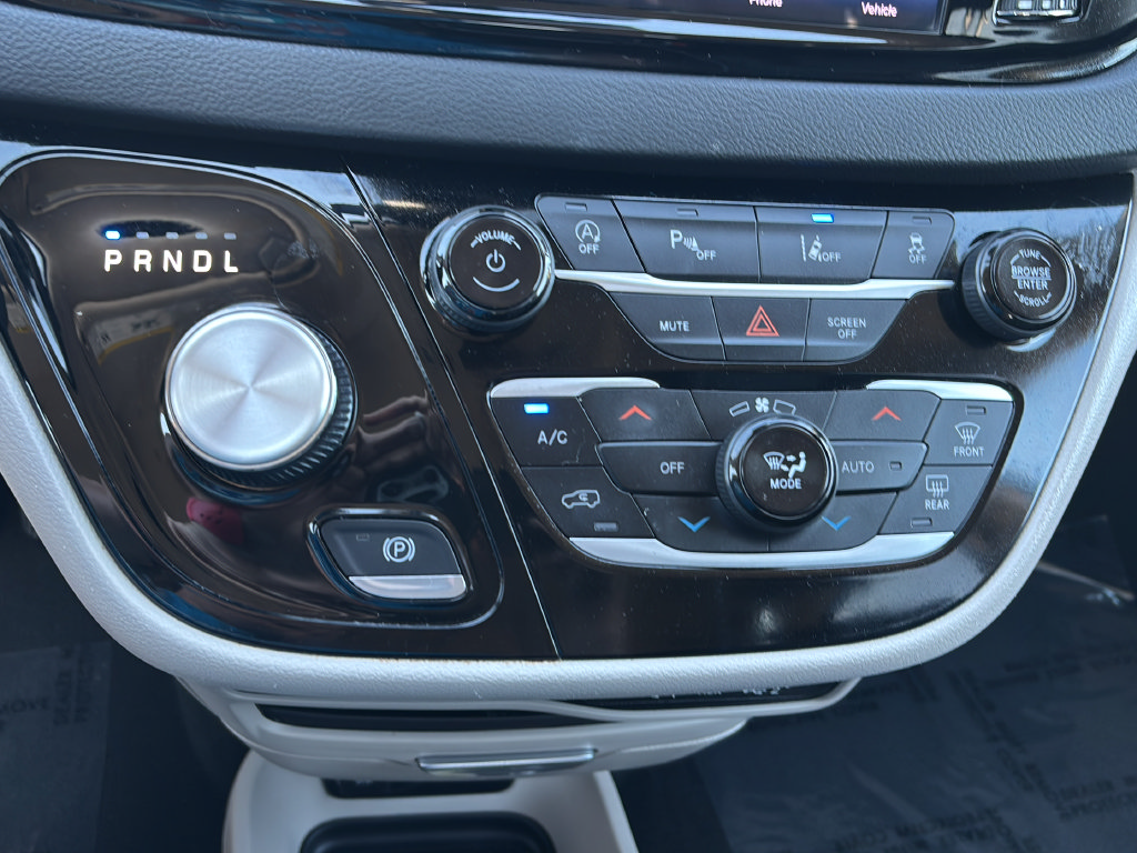 Used 2024 Chrysler Pacifica Touring-L FWD image 25