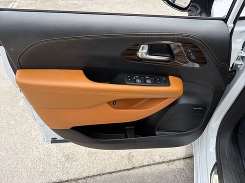 Used 2023 Chrysler Pacifica Pinnacle FWD image 19