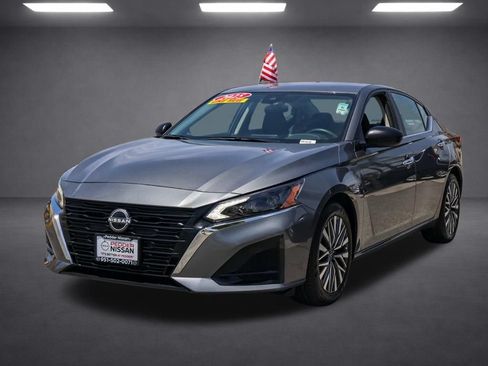 Used 2025 Nissan Altima 2.5 SV FWD image 8