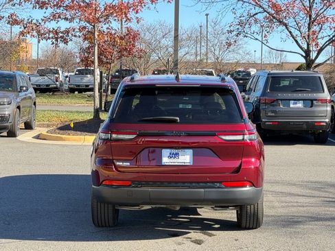 Certified 2024 Jeep Grand Cherokee Altitude image 8