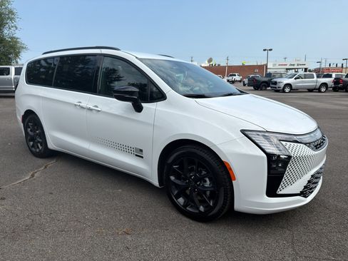 New 2027 Chrysler Pacifica Select FWD image 3