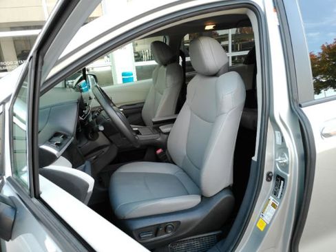 Used 2024 Toyota Sienna XLE image 6