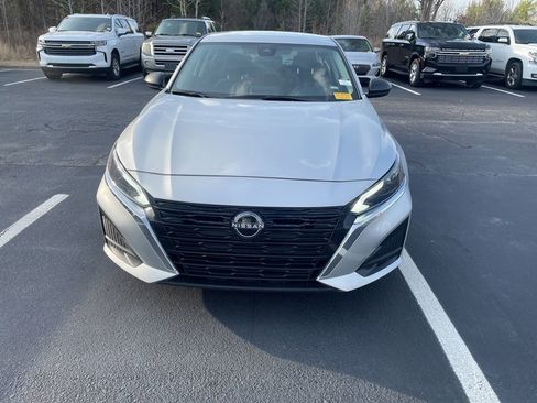 Used 2024 Nissan Altima 2.5 SV image 2