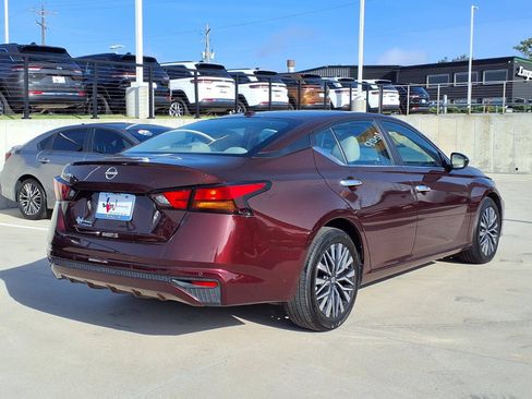 Used 2025 Nissan Altima 2.5 SV FWD image 6