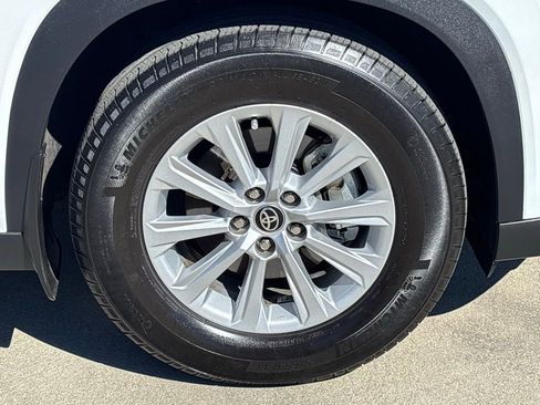Used 2024 Toyota Grand Highlander XLE image 31